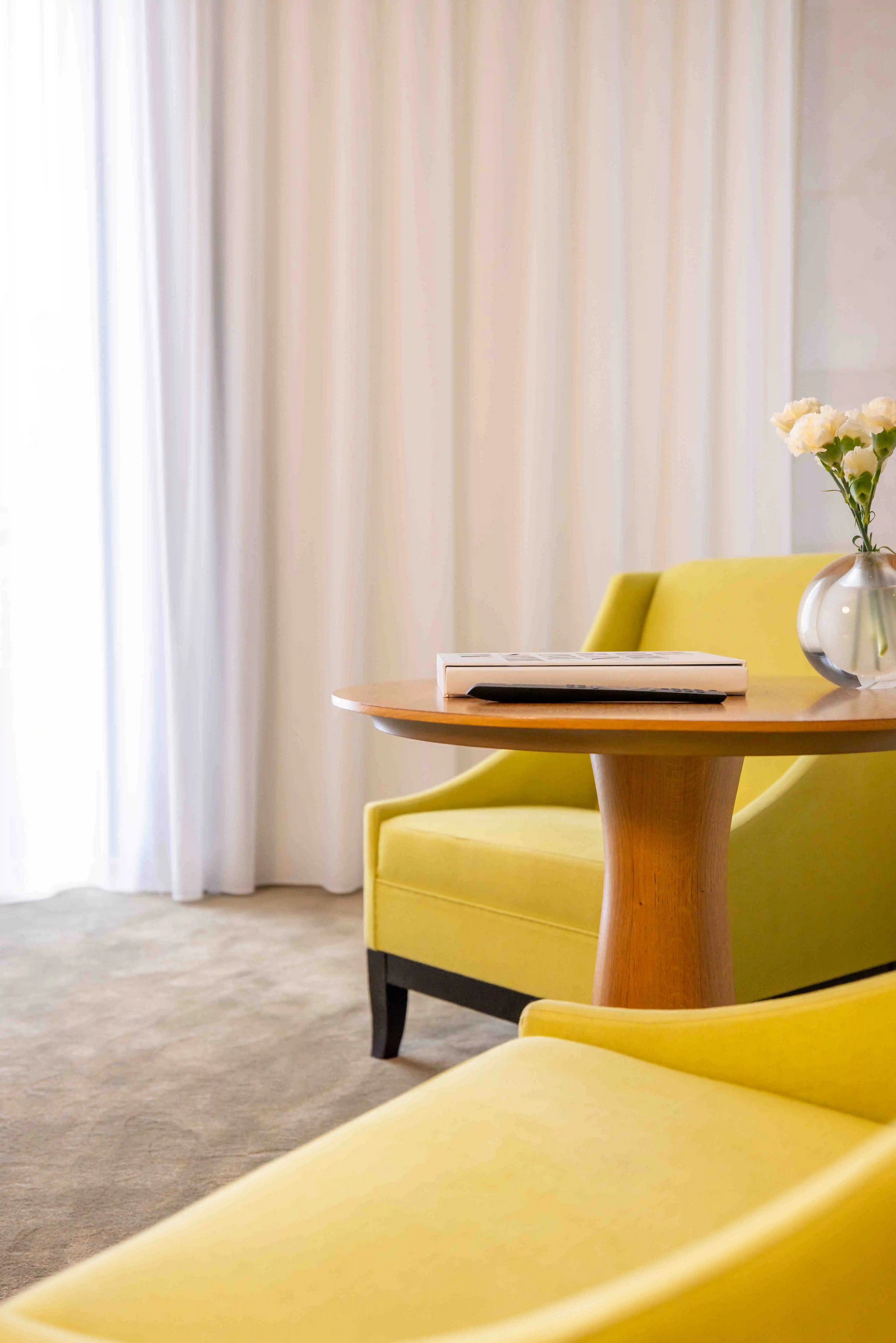 Chambre Deluxe avec coin salon et rideaux pleine hauteur