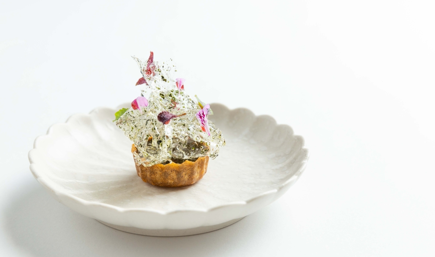 Création pâtissière florale d'une grande délicatesse, une œuvre miniature signée Anne-Sophie Pic.