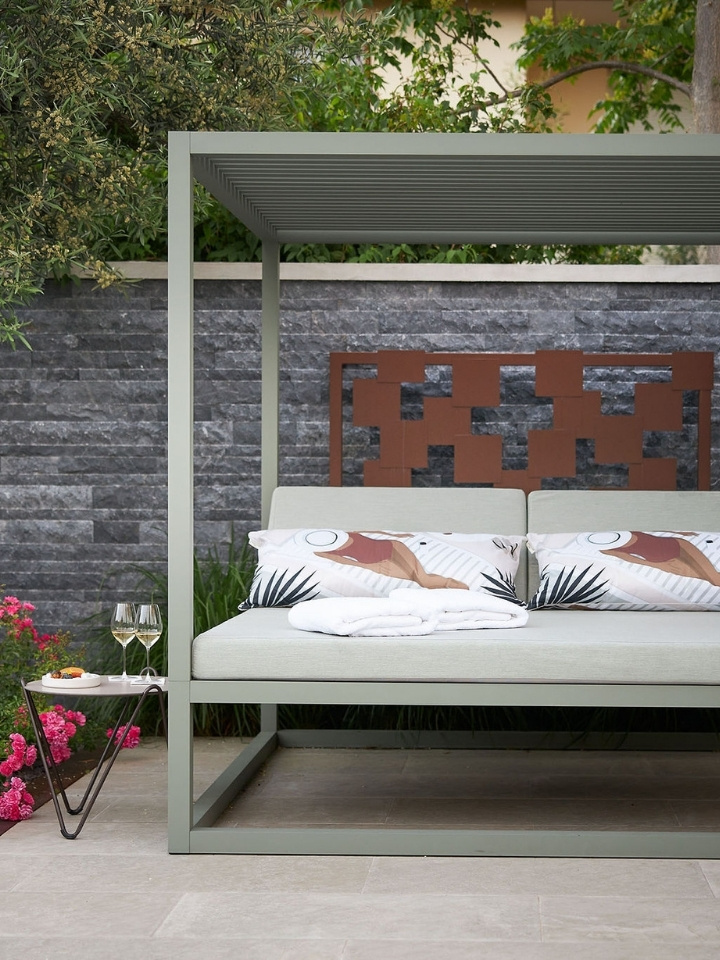 Lit de repos luxueux dans le jardin de l'Hôtel Pic, une expérience de détente absolue à offrir en cadeau.