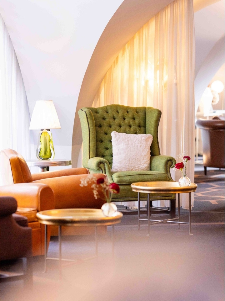 Espace salon raffiné avec fauteuils de style, une invitation au confort pour un séjour cadeau à la Maison Pic.
