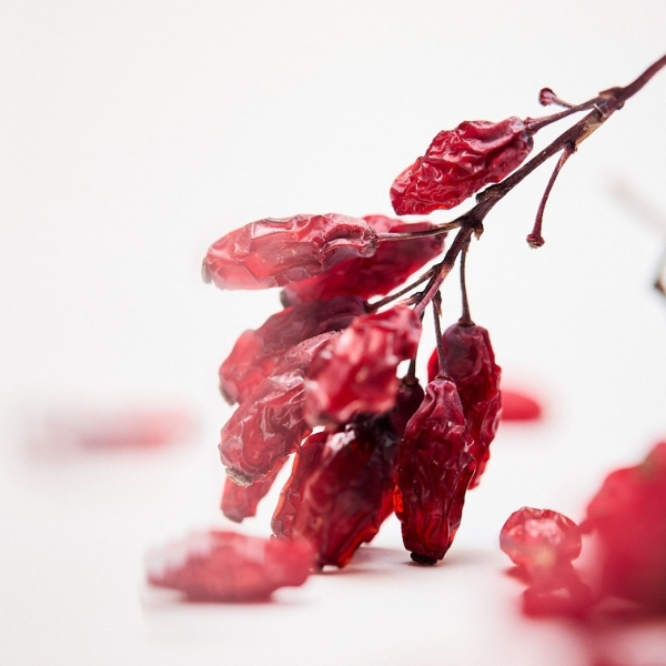 Baies rouges fraîches nappées d’un sirop naturel