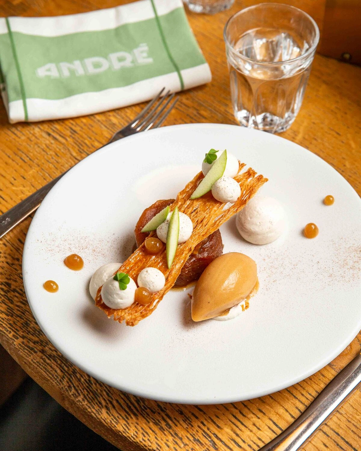 Dessert signature du Bistrot André avec glace et croustillant