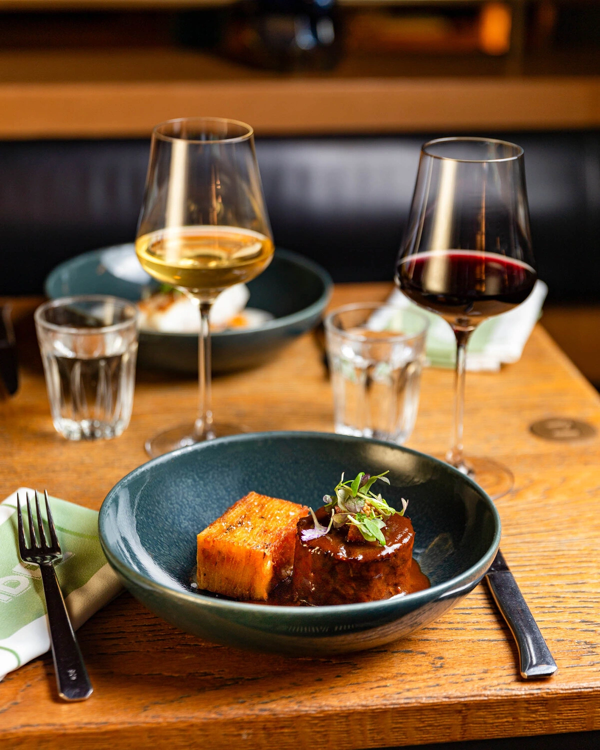 Plat mijoté accompagné de vins servis au Bistrot André