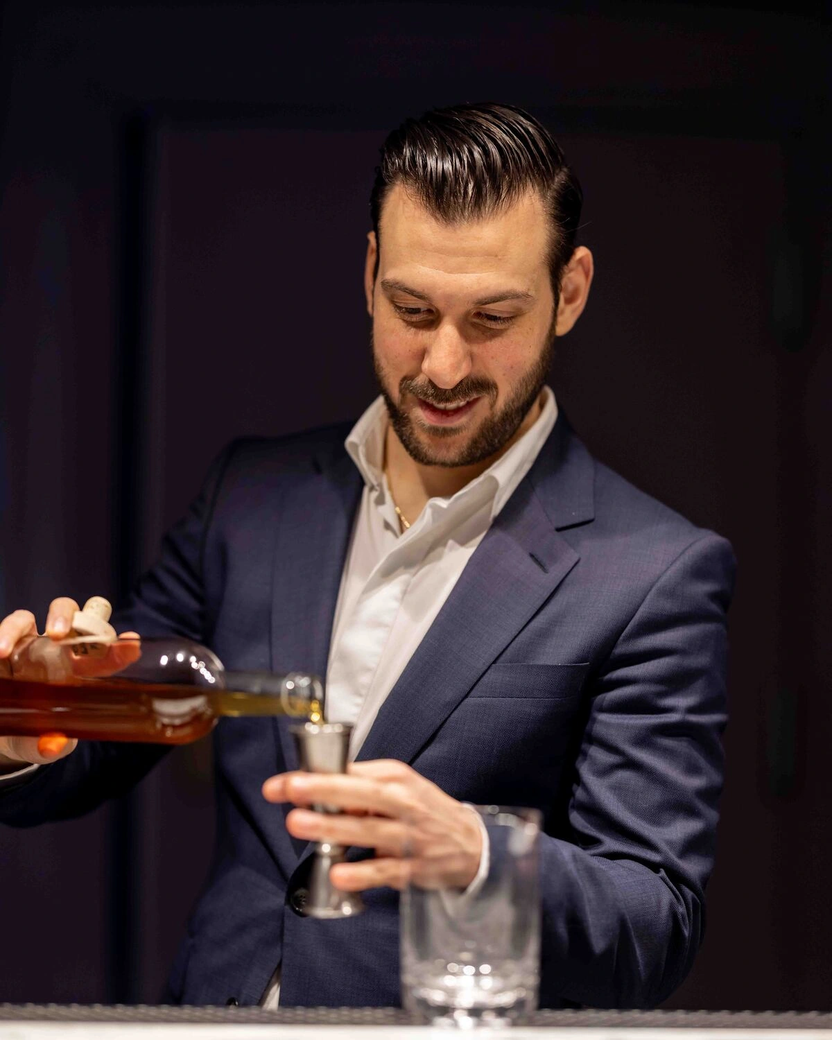 Le Bartender du Bar Pic à Valence en pleine création d'un cocktail gastronomique.