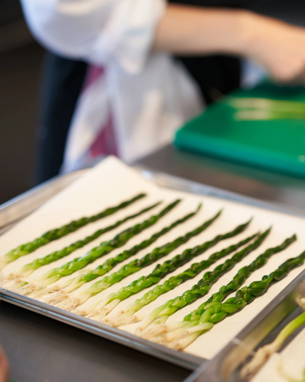 Préparation d’asperges en cuisine au Cristal Room by Anne-Sophie Pic