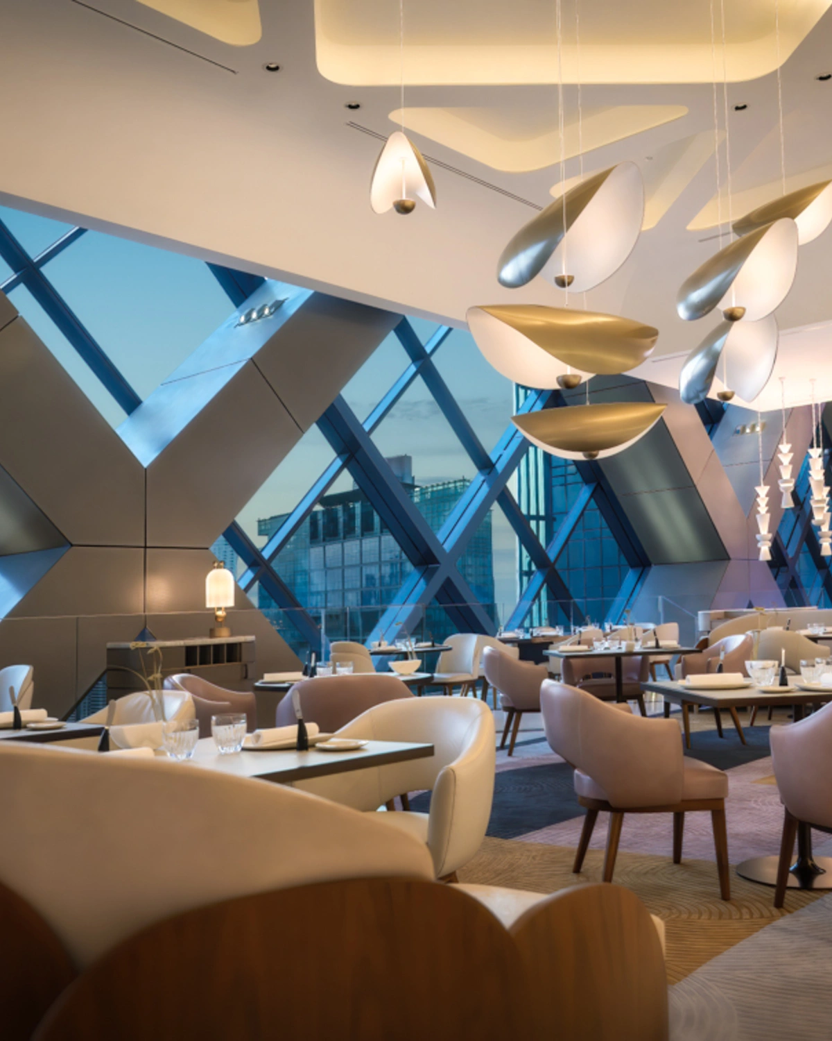 Vue panoramique depuis la salle de La Dame de Pic Dubai à travers ses structures géométriques emblématiques.