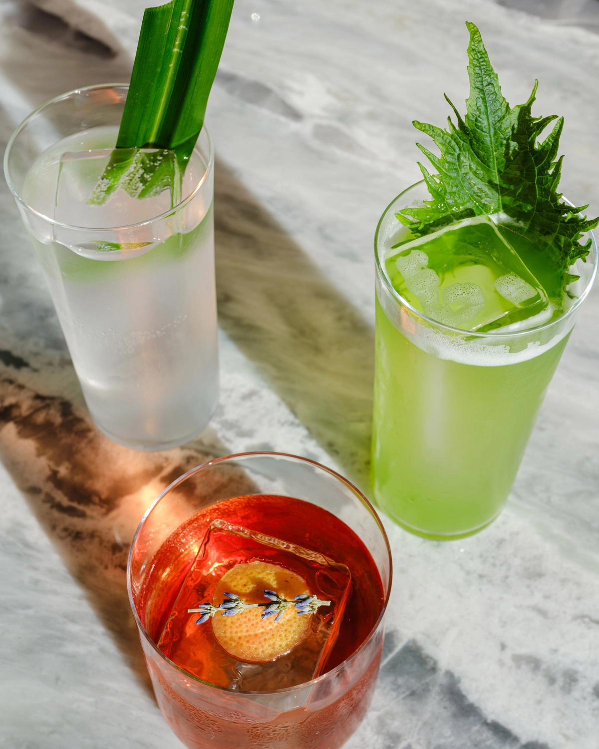 Triptyque de cocktails botaniques et créations rafraîchissantes du bar de La Dame de Pic Dubai.