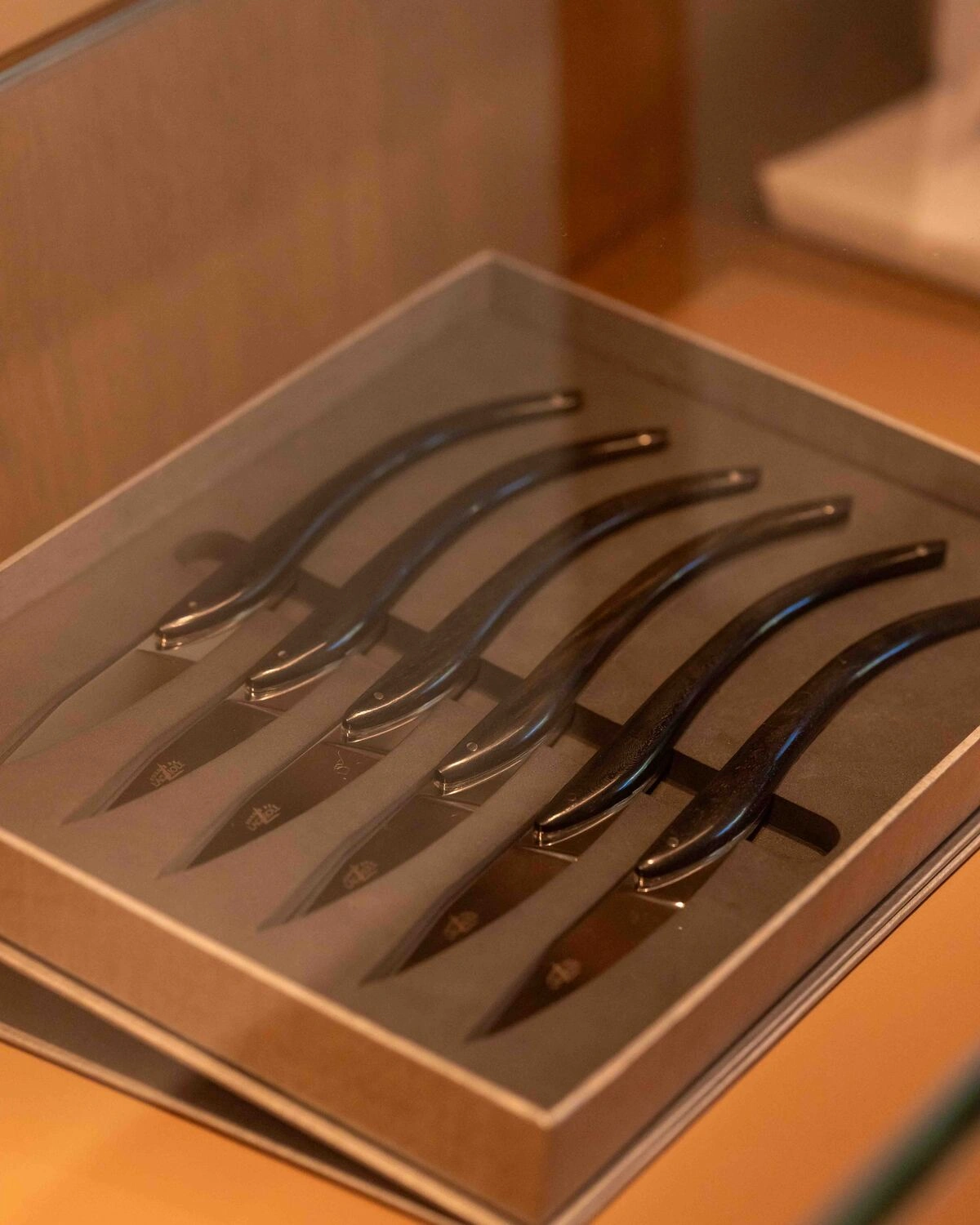 Hochwertiges Tafelmesser-Set mit puristischen Linien, eine Auswahl der Boutique Pic in Valence.