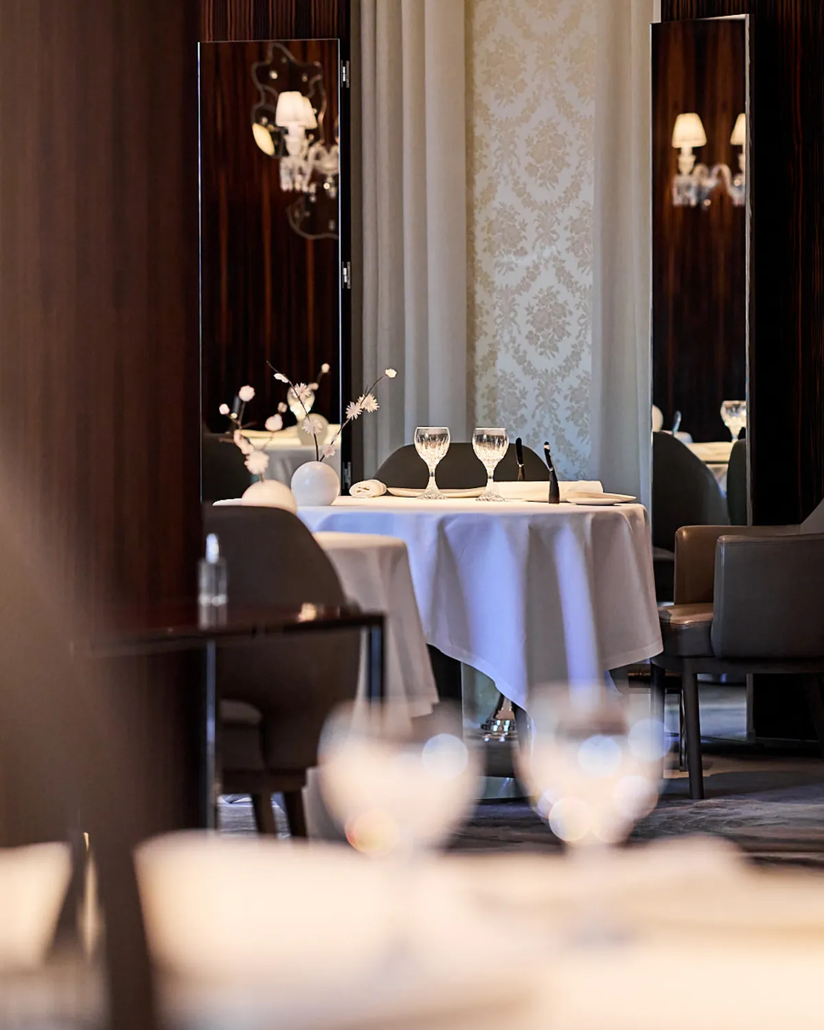 Atmosphère feutrée et élégante de la salle du restaurant 3 étoiles Michelin de la Maison Pic.