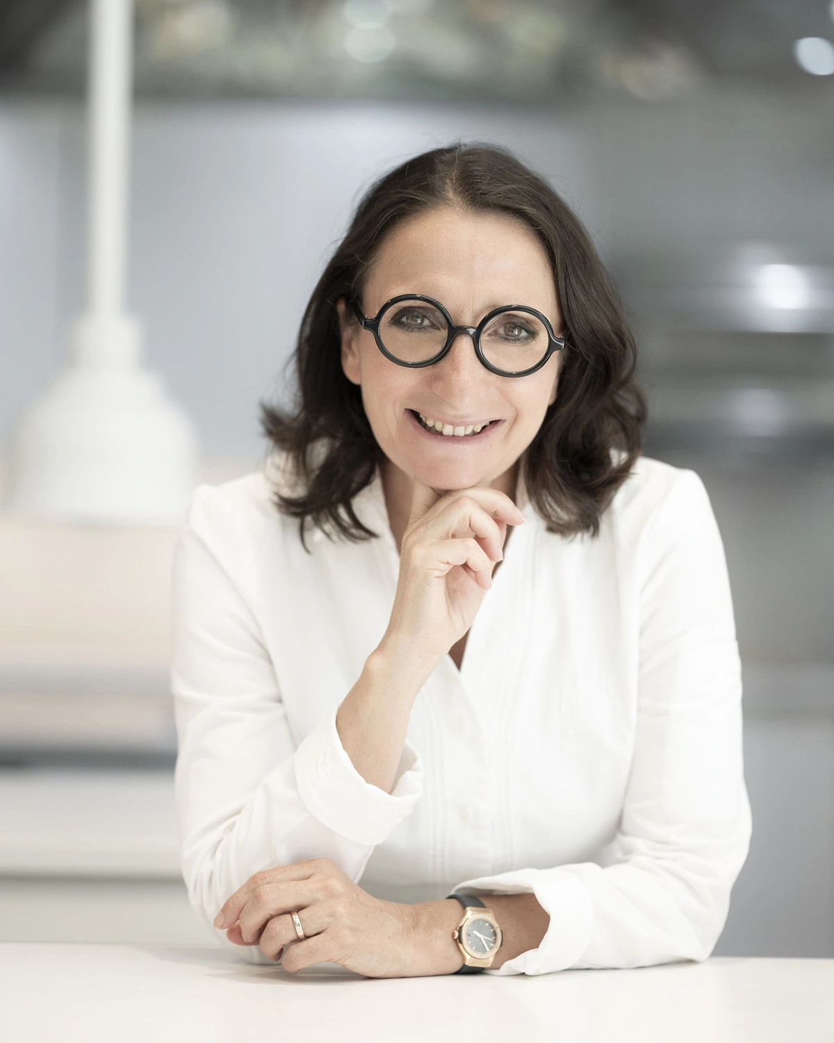 Portrait de la Cheffe Anne-Sophie Pic, incarnation de l'excellence et de la passion au cœur de la Maison Pic.