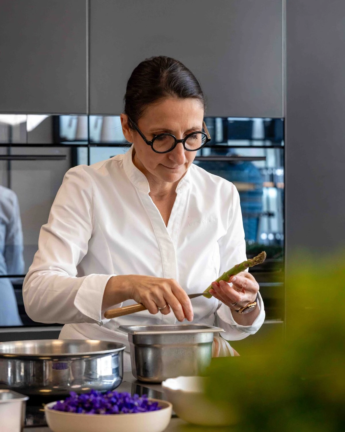 La Cheffe Anne-Sophie Pic en pleine recherche créative et technique dans ses cuisines de Valence.