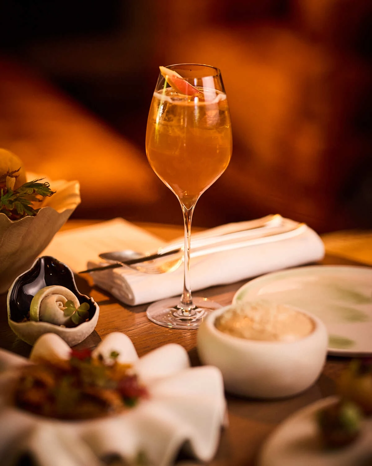 Table dressée pour « Le 4h » à la Maison Pic, mêlant boissons d'exception et créations pâtissières.