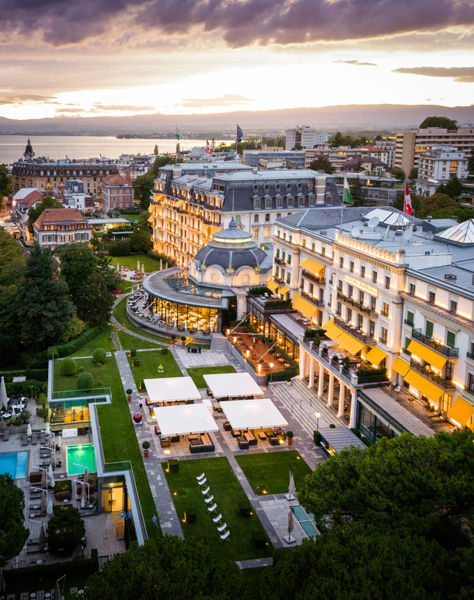 Vue aérienne prestigieuse de la Maison Pic au Beau-Rivage Palace à Lausanne au bord du lac Léman.