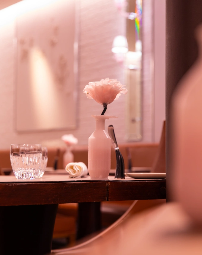 Détail d'un dressage floral et épuré, reflet de l'art de vivre raffiné de la Maison Pic.