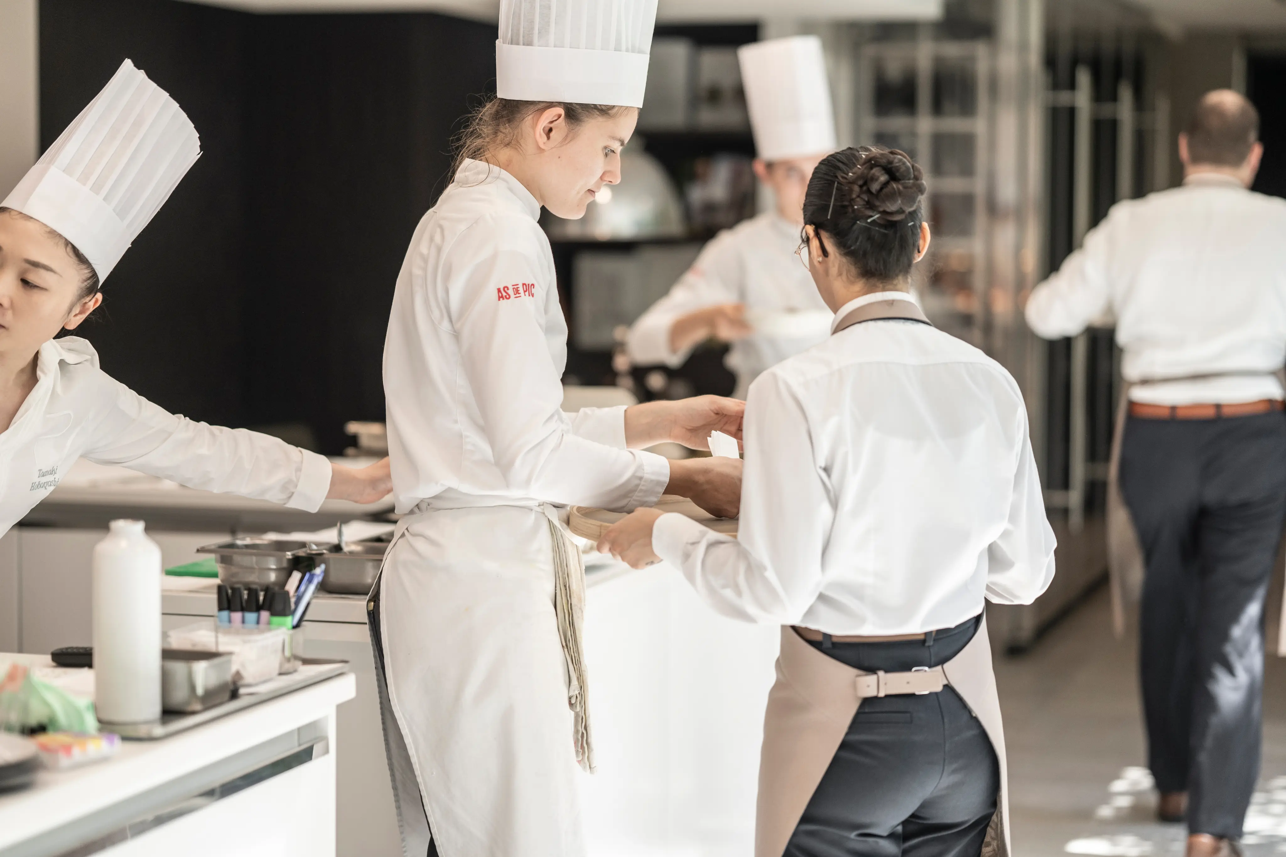 Brigade en cuisine préparant un service en restaurant