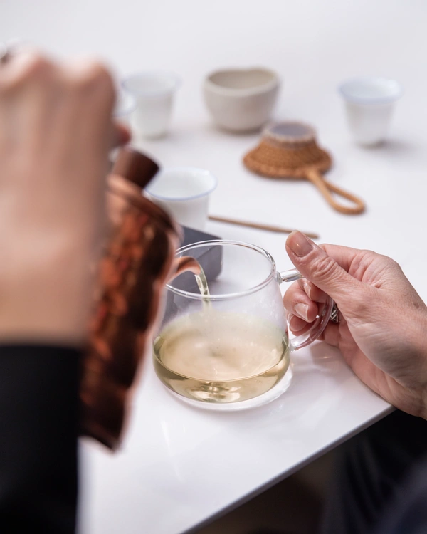 L'art du service au restaurant Pic : précision du geste lors d'une dégustation de thé ou de vin.