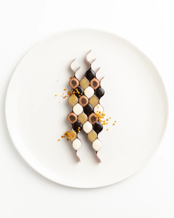 L'art du dressage : composition verticale minimaliste sur assiette blanche immaculée.