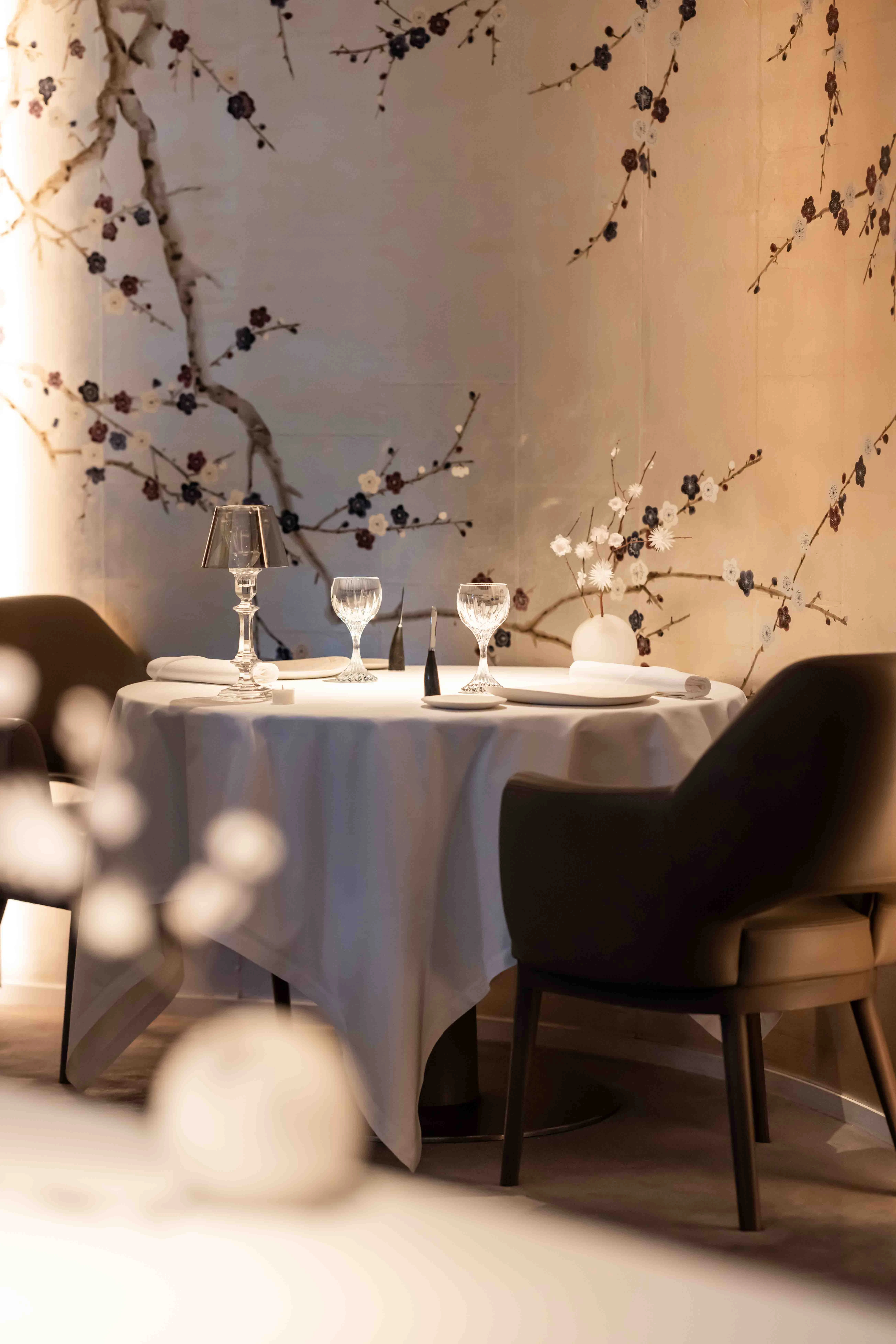 Table dressée et ambiance feutrée au restaurant 3 étoiles Maison Pic à Valence.