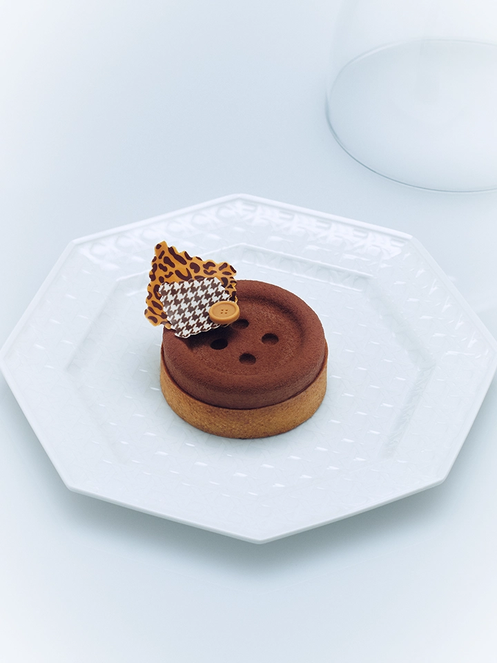 Entremets au chocolat orné du monogramme Dior, une création sucrée exclusive.