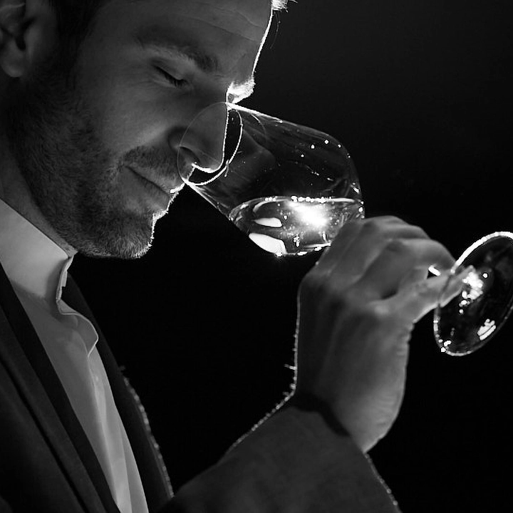 Sommelier dégustant un vin et analysant ses arômes en salle