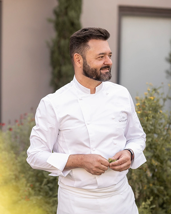 Chef en veste blanche devant le Restaurant Pic à Valence