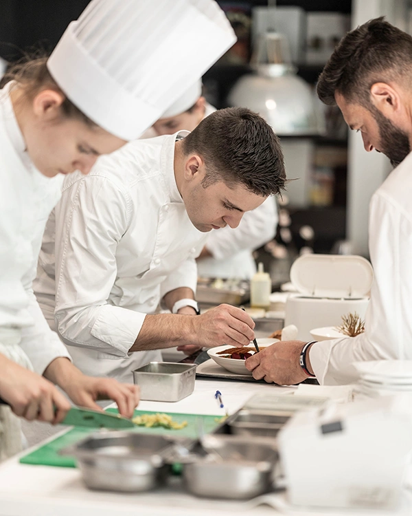Brigade du Restaurant Pic en plein dressage gastronomique