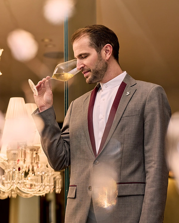 Homme en costume en salle au Restaurant Pic à Valence