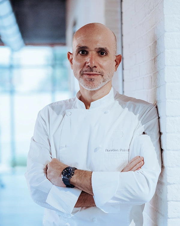Chef du Groupe Pic à Valence devant la façade du restaurant