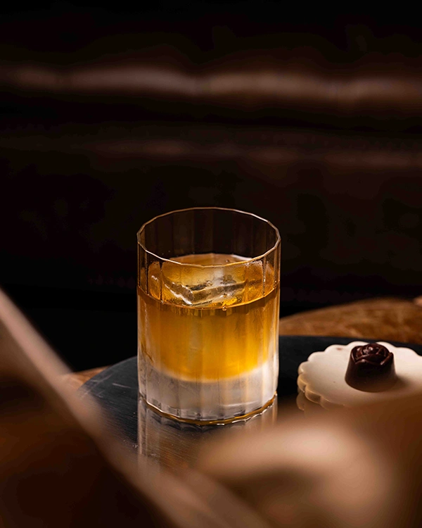 Cocktail aux notes épicées dans l’ambiance feutrée du Bar Pic