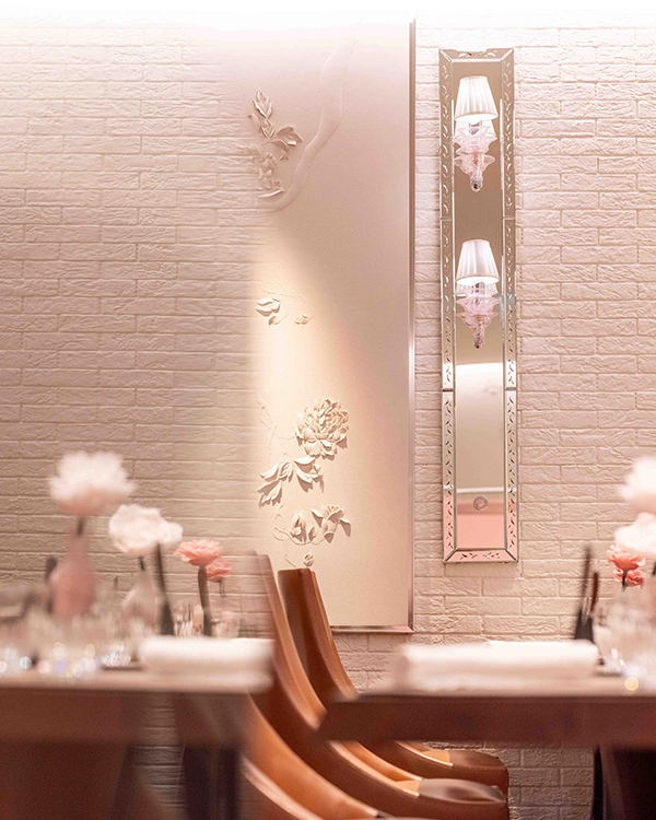 Salle raffinée de La Dame de Pic Paris aux lignes contemporaines