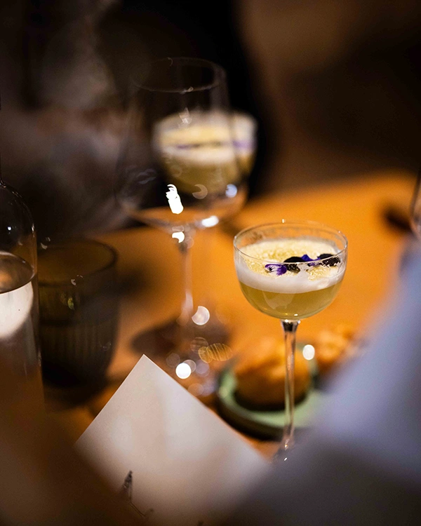 Cocktail servi en salle au Bistrot André