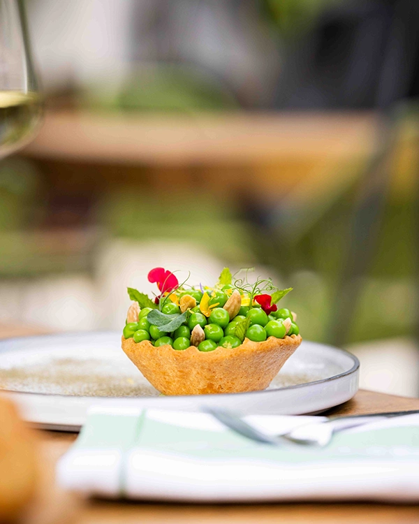 Assiette végétale de saison servie au Bistrot André
