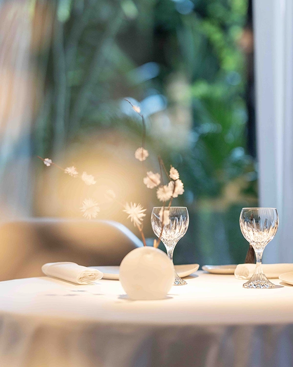 Table élégamment dressée au Restaurant Pic avec vue sur le jardin
