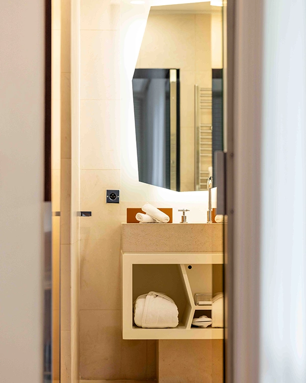 Salle de bain contemporaine avec rangements intégrés à l’Hôtel Pic