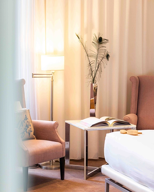Coin salon élégant dans une chambre de l’Hôtel Pic