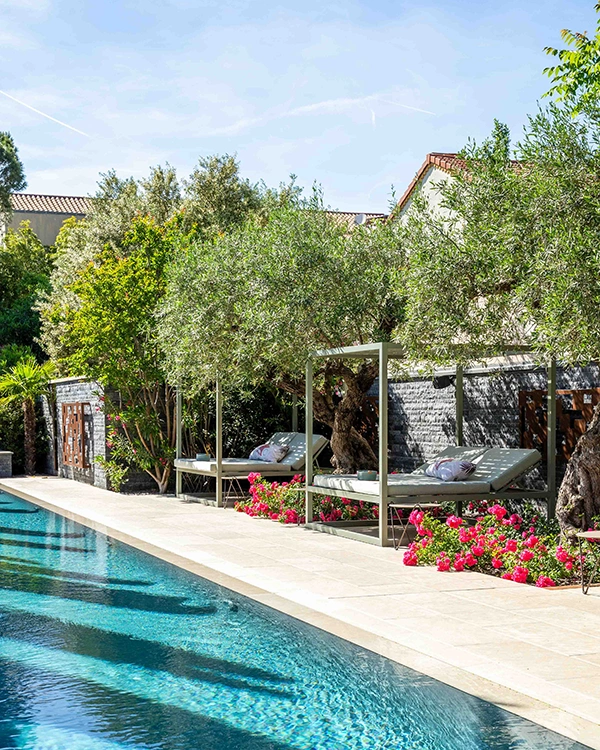 Piscine extérieure et terrasse arborée de l’Hôtel Pic à Valence