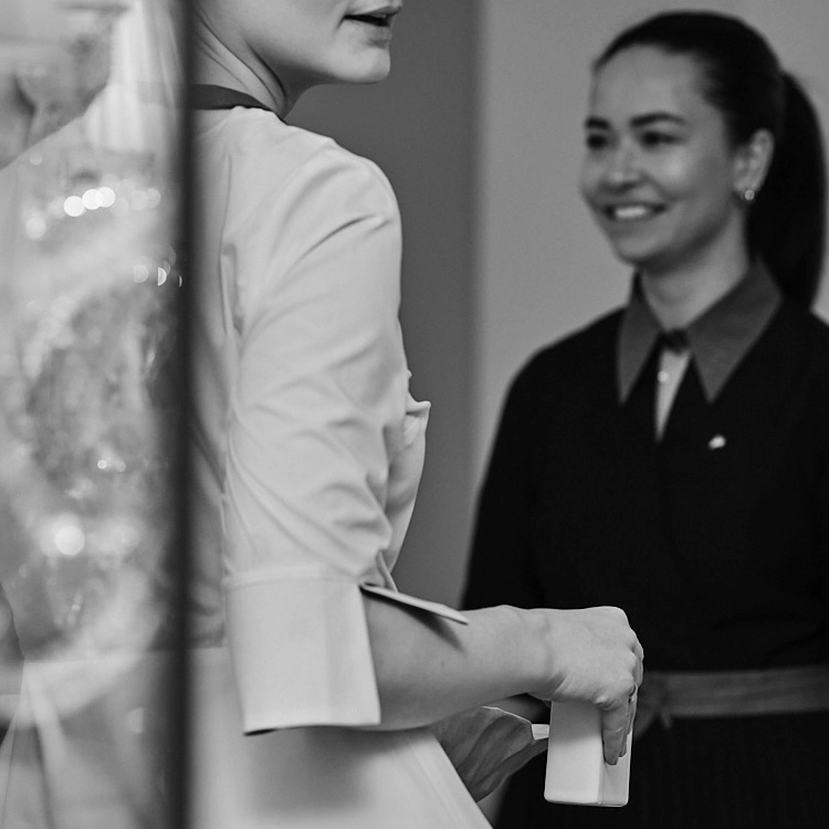 Cheffe de rang accueillant un client et assurant le service en salle