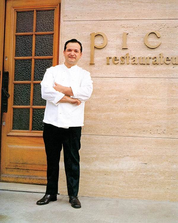 Jacques Pic devant le Restaurant Pic à Valence