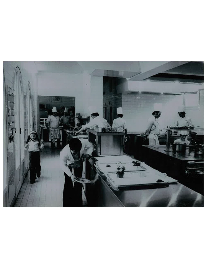 Archive en noir et blanc d’Anne-Sophie Pic en cuisine au Restaurant Pic