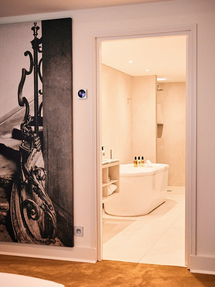 Junior Suite avec salle de bain attenante et couloir élégant à la Maison Pic