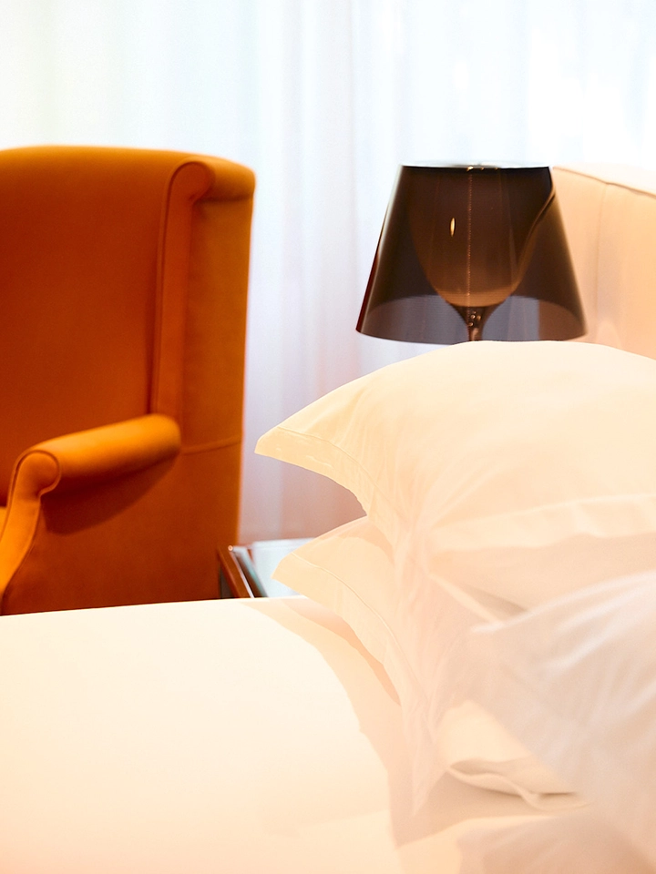 Junior Suite de la Maison Pic à Valence, chambre élégante avec fauteuil et literie haut de gamme