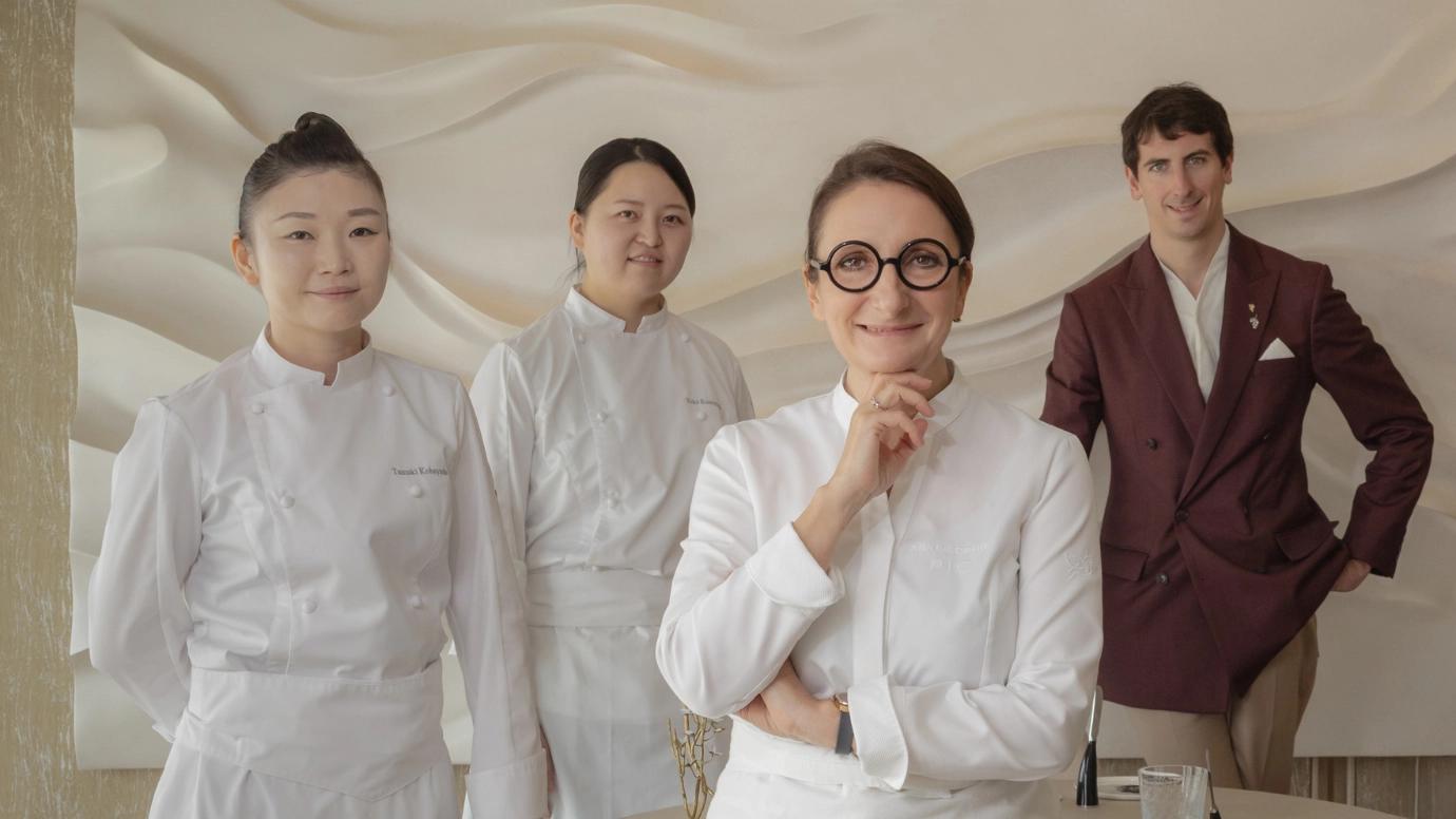 Esprit d'équipe et excellence : la Chef Anne-Sophie Pic avec ses collaborateurs lors d'un lancement.