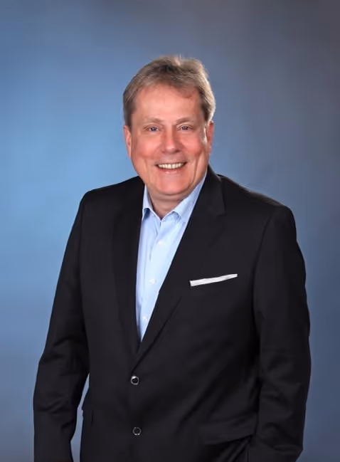 Portrait von Thomas Lugger in Anzug