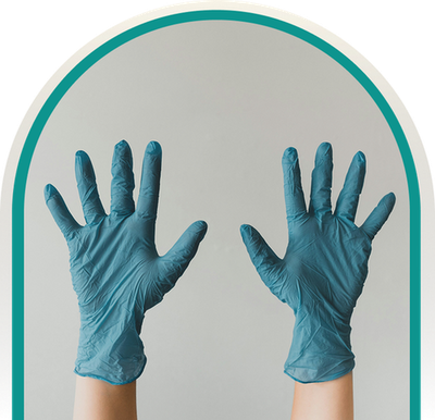 Ein Paar blaue Reinigungshandschuhe, das in die Kamera gehalten wird.