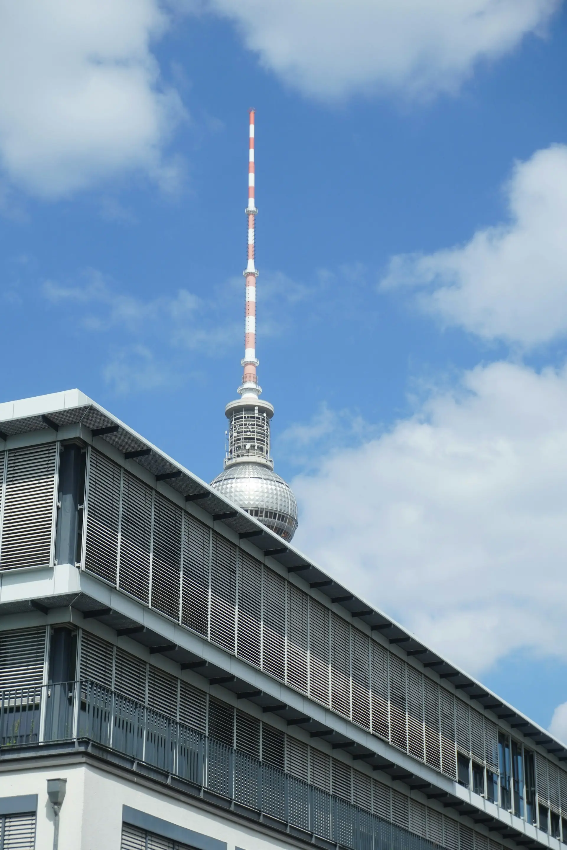 Mietshaus in Berlin Mitte vor dem Fernsehturm am Alexanderplatz, verwaltet von atlas Hausverwaltung