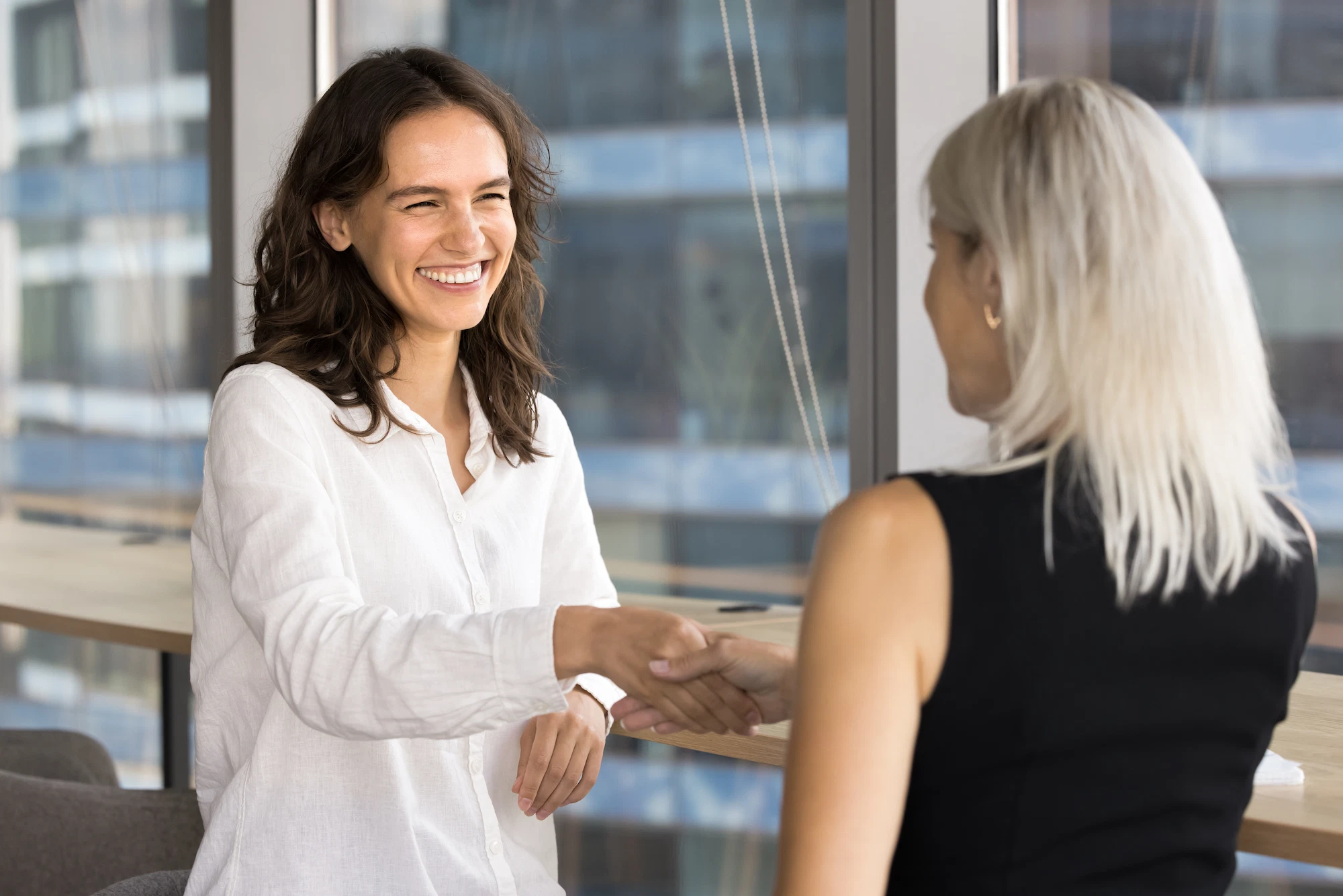 Collega's werken samen – investeer in klantbehoud en loyaliteitsstrategie