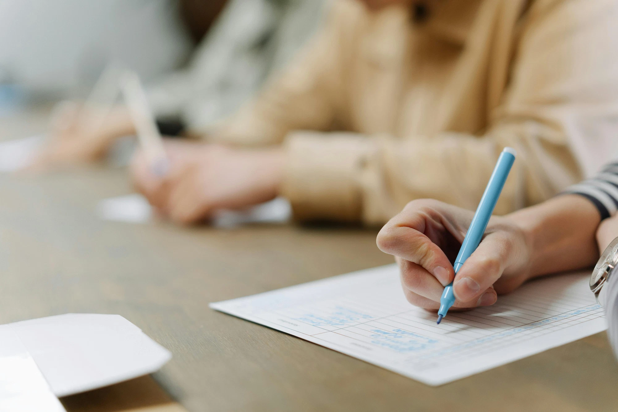 Persoon zit aan tafel met laptop en aantekeningen – doorleef de Donor Lifecycle