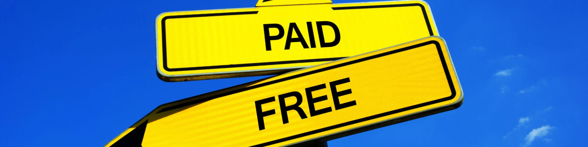 Wegwijzer met de tekst Paid en Free