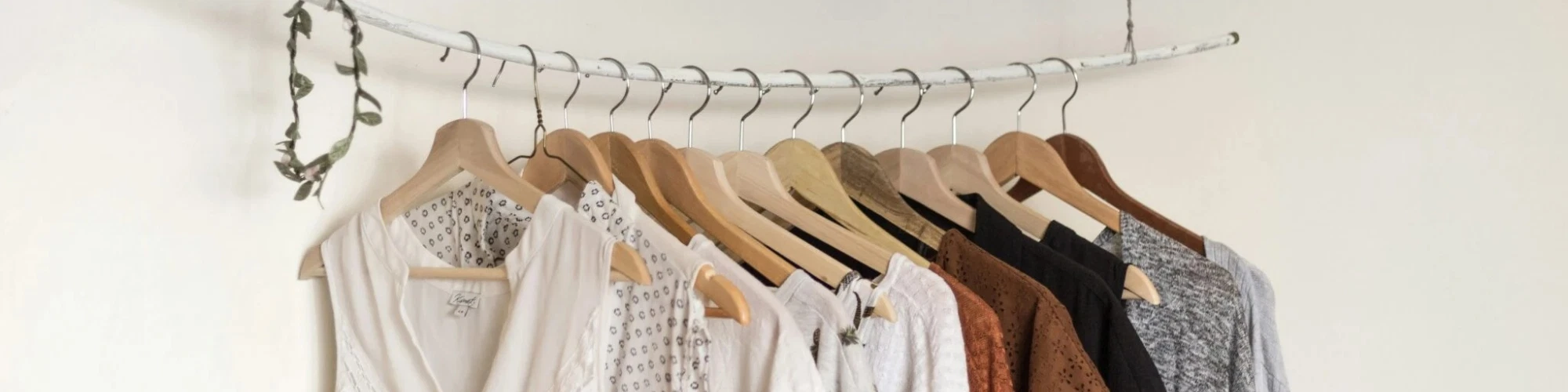 Kledingrek met kleding