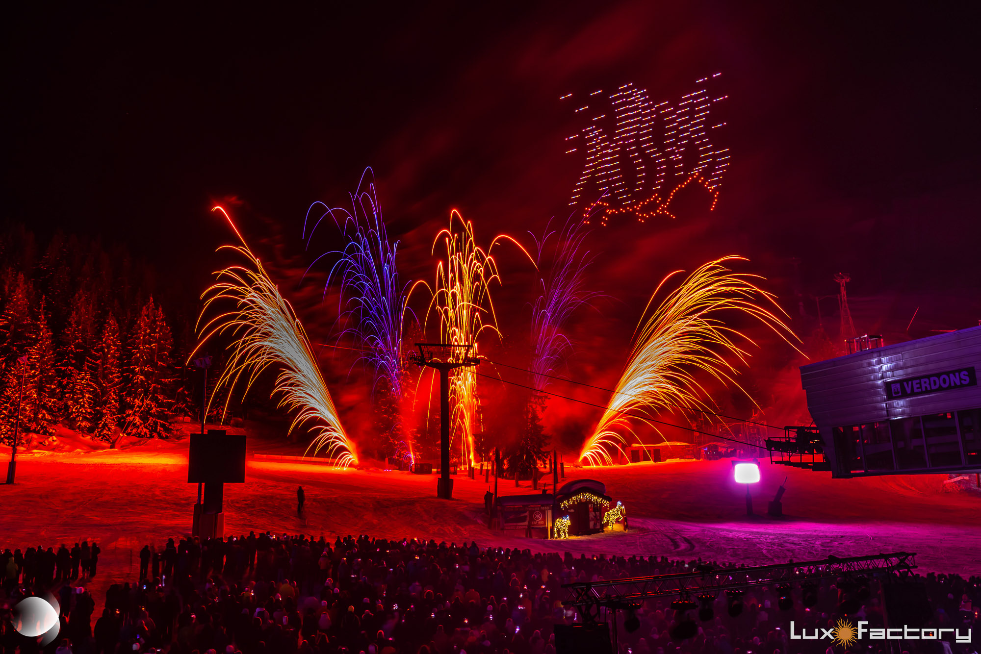 Fusion spectacle de drones avec effets pyrotechniques et musique à Courchevel
